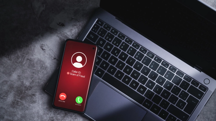 un tel&eacute;fono con una llamada sospechosa