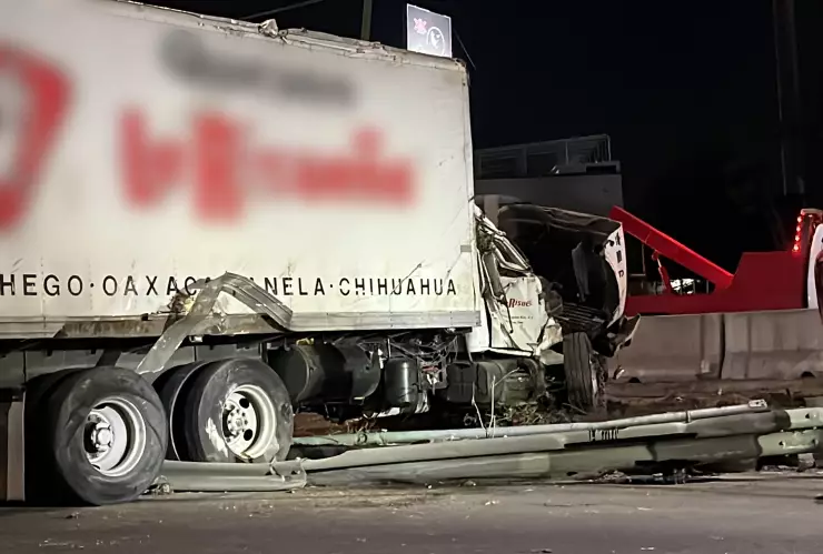 En el Edomex, camión vuelca en Periférico y se estrella en columna de Tlalnepantla