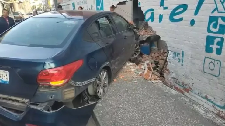 VIDEO: Conductor sufrió choque contra barda de vivienda en el Periférico Ecológico de Puebla hoy; caos vial en San Bartolo
