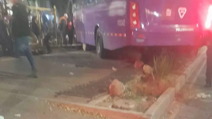 Camión de transporte público arrolló personas