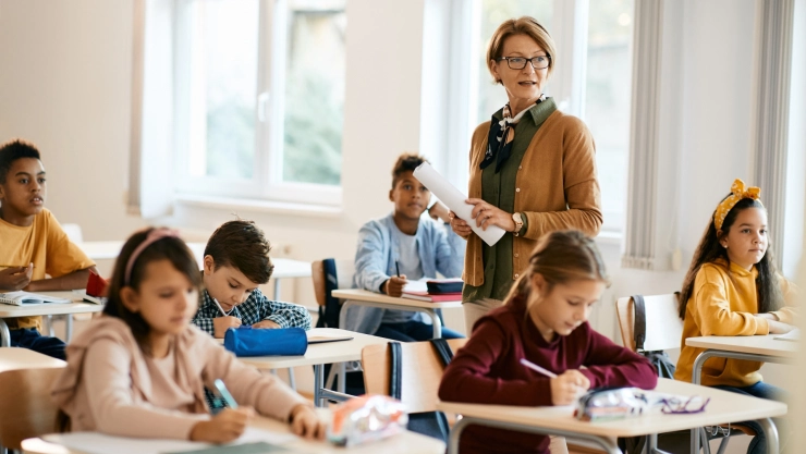 Una docente da clases en una escuela