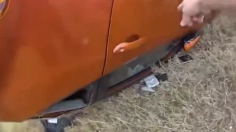 Bebé queda atrapado bajo carro volcado en Texas