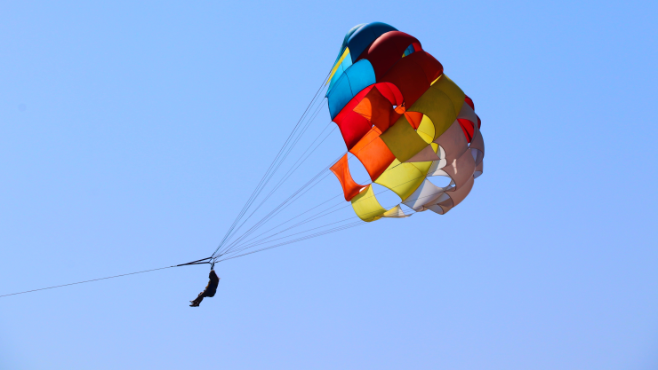 Muere turista tras falla en salto de paracaídas en Tequesquitengo.