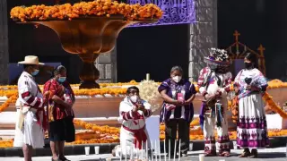 Junto a la Fuente del Pegaso en el Patio Central se colocó un altar y tapetes de colores hechos con aserrín para la ceremonia que duró una hora, en compañía de la música de La Banda Donají de la comunidad zapoteca de Villa Hidalgo Yalalag, Oaxaca.