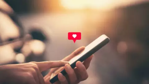 Dia de mandar nudes.