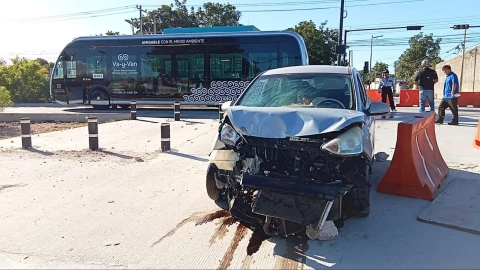 Iba por la Emiliano Zapata Oriente y DESTROZA su auto contra camión de Ie-Tram; así fue el FUERTE ACCIDENTE