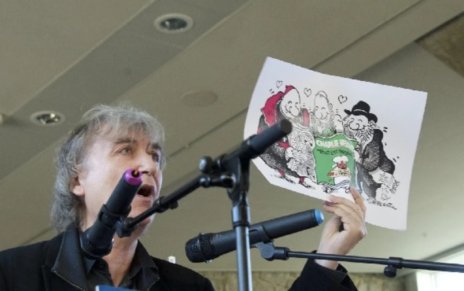 El caricaturista Plantu muestra dibujos de Charlie Hebdo