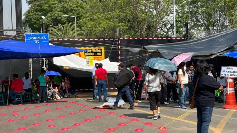 Maestros del SNTE bloquean el Aeropuerto Internacional de Oaxaca, piden que se resuelvan sus demandas.