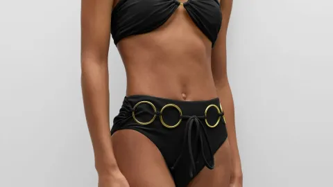 Los bikinis con cinturón crean un corte a la mitad del cuerpo que da armonía y estiliza