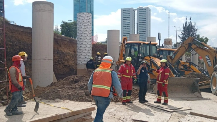 trabajadores atrapados construcción vía atlixcáyol