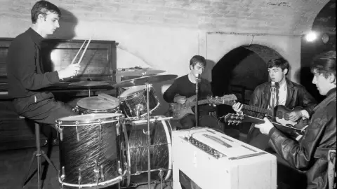 The Beatles en un estudio de grabación