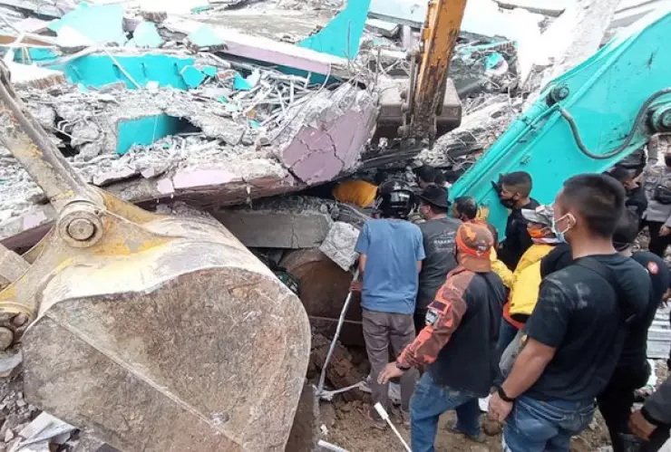 Sismo magnitud 6.2 sacude a Indonesia y deja al menos 37 muertos