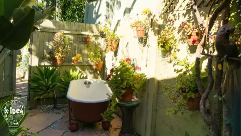 Así puedes crear un decorado para la pared de tu jardín con materiales reciclados, según la IA.jpg