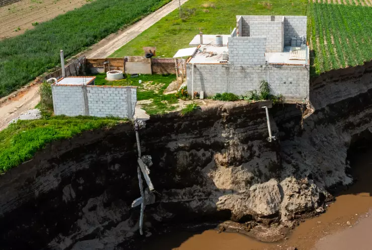 Entregan terreno a familia damnificada por socavón en Puebla