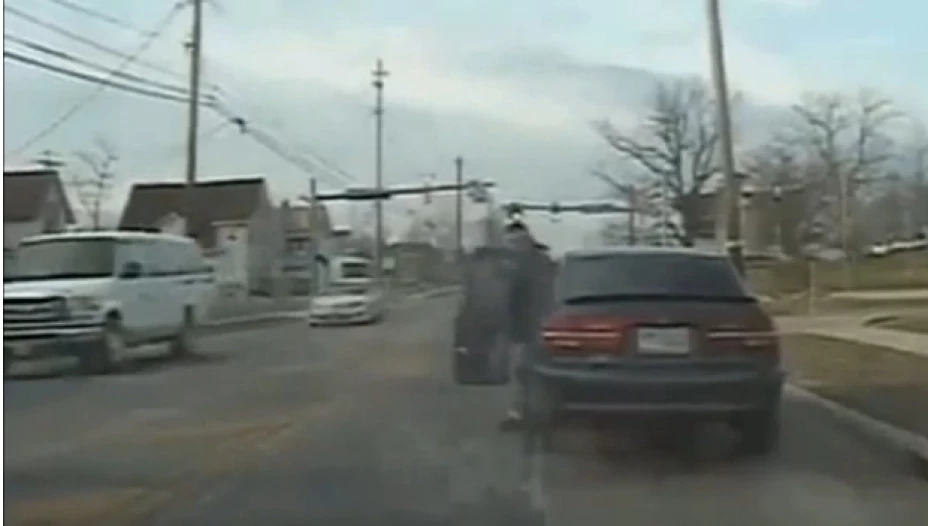 Al verse agredidos, los policías respondieron al ataque y mataron al hombre