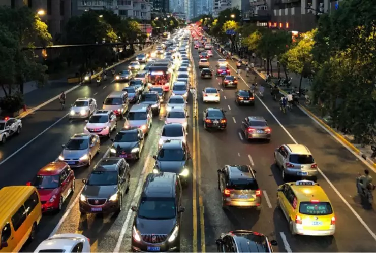 HISTORICO: California prohíbe la venta de autos nuevos de gasolina.