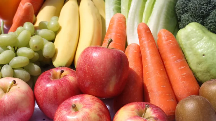 ¿Qué comer para limpiar tus dientes y prevenir la aparición de manchas? Expertos responden