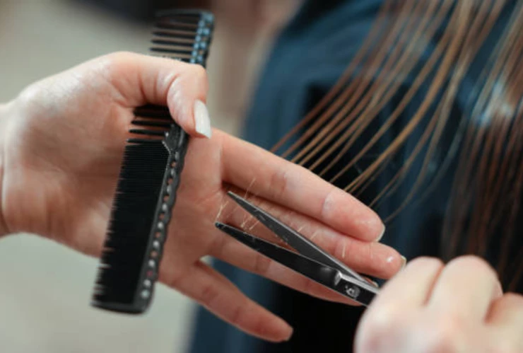 Mujer mata a su madre por cortarle el pelo a su bebé.png