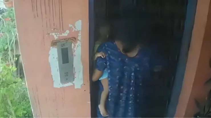 Abuelita cae al vacío con su nieto en brazos; el video del accidente conmociona a miles
