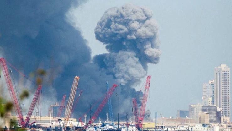 El humo se eleva al cielo tras escucharse explosiones en Bahréin.
