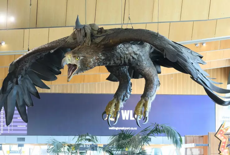 Escultura de Gandalf sobre una águila gigante en el aeropuerto Wellington.jpg