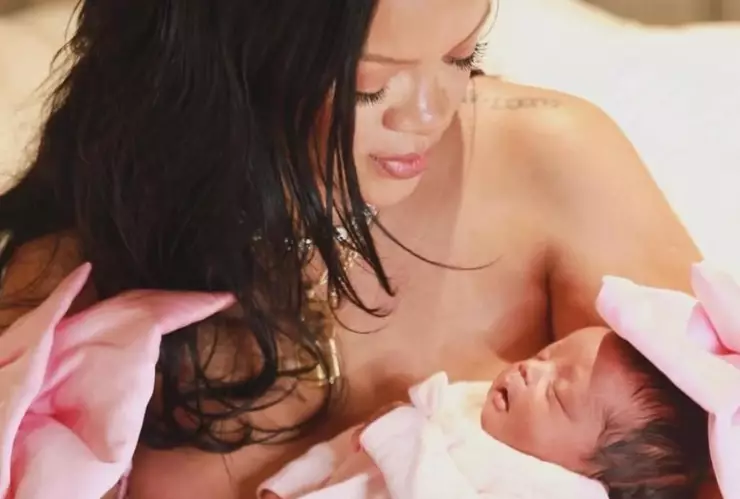 Rihanna anuncia el nacimiento de su primera hija con TIERNA foto en redes sociales