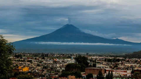 Panorámica del volcán Popocatépetl desde Puebla, México