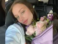 Esther con flores.jpg