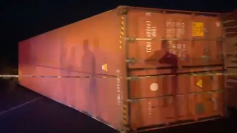 El choque en la arretera Victoria-Monterrey involucró un tráiler de doble remolque que quedó volteado en el pavimento.