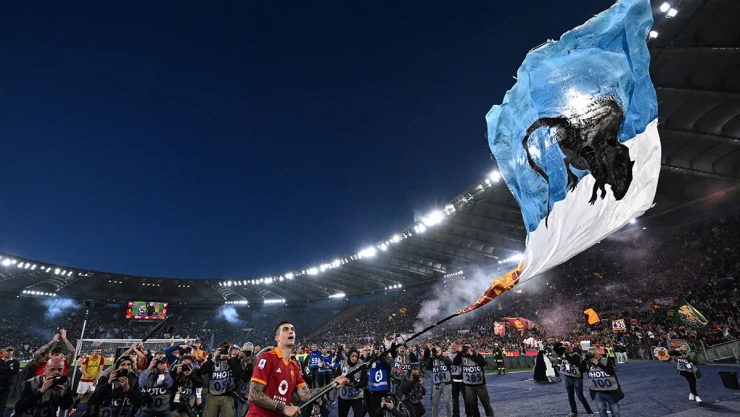 Gianluca Mancini con la bandera de Lazio con escudo de rata