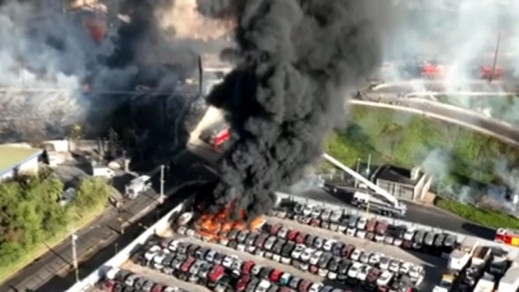 Volcadura de camión cisterna cargado con gas causa explosión en Chile (VIDEO)