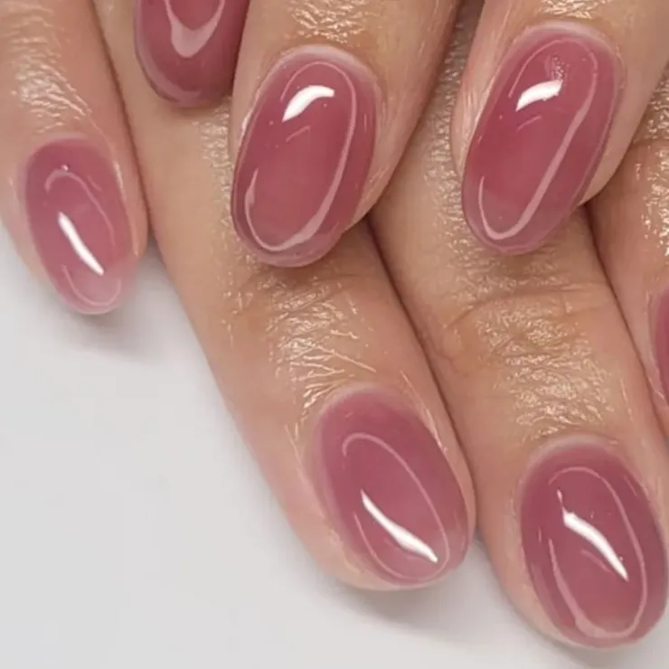 Manicura jelly glazed para lucir unas manos elegantes y en tendencia