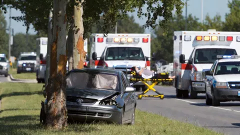 Contra el camellón y un árbol fuerte choque deja a mujer embarazada lesionada, en Michoacán así pasó.jpg