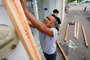 Preparativos ante el Huracán Simón en Puerto Vallarta, Jalisco.