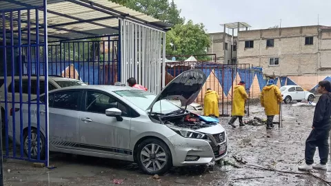 Continúan labores de limpieza por la presa los Cuartos en Naucalpan, Edomex.