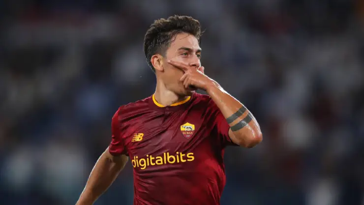 Paulo Dyabala festejando un gol con la Roma