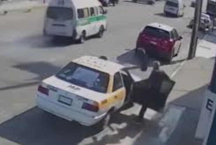 Abuelo es golpeado por una llanta