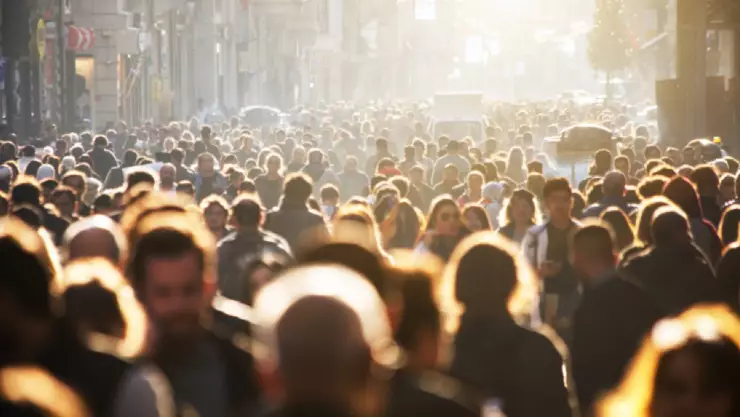 una multitud de personas caminando por la calle neoyorquina