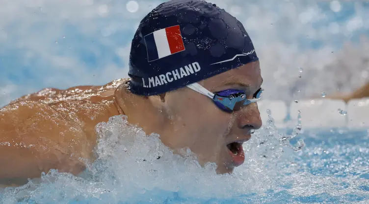Leon Marchand gana y rompe marca de Michael Phelps