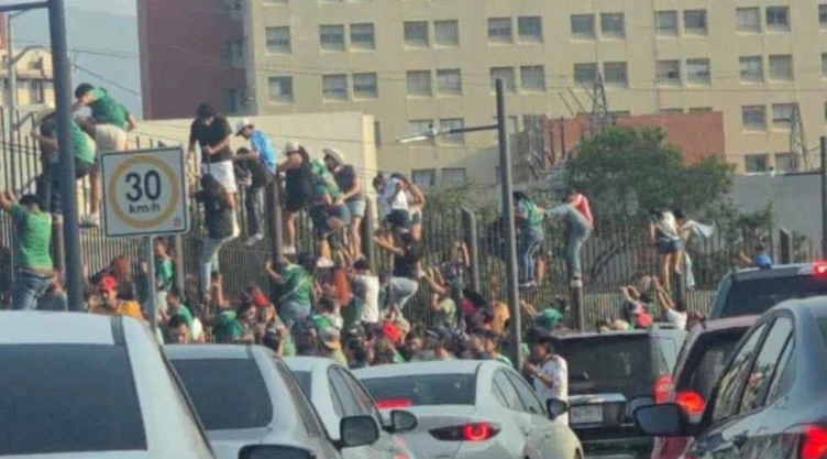 portazo-en-el-fifa-fan-fest-monterrey-2026-provoca-estampida-y-afectados-por-gas-pimienta