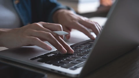 Una persona abre un buscador online en su computadora