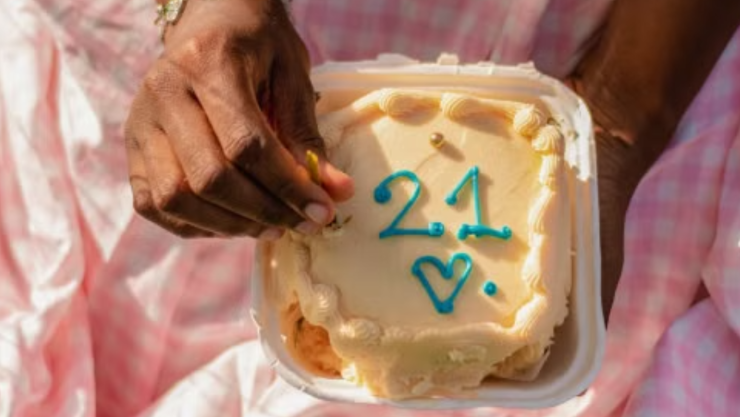 ¿Qué significa ver la hora espejo 2121 constantemente según la numerología?
