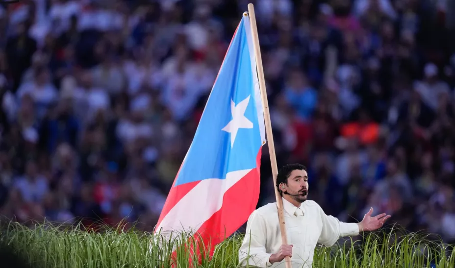 Bad Bunny con bandera de PR.jpg