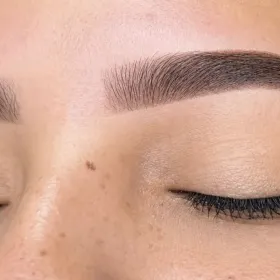 Cómo conseguir cejas naturales con el eyeliner marroquí