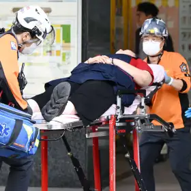 Rescatistas sacan a una persona herida de un centro comercial en Corea del Sur.