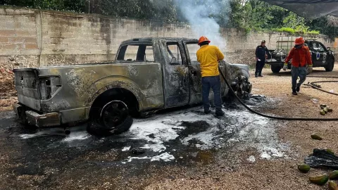 FOTO Incendio consume por completo una camioneta en Oxkutzcab