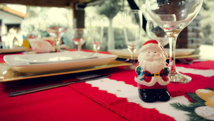 Navidad 2024: El color de mantel que no puede faltar en tu casa durante la cena