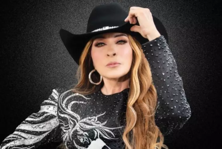 VIDEO: Exhiben a joven jugando con su celular en pleno concierto de Yuri