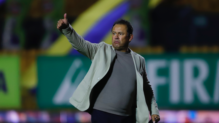 Juan Reynoso logr&oacute; hacer campe&oacute;n a Cruz Azul despu&eacute;s de 23 a&ntilde;os.