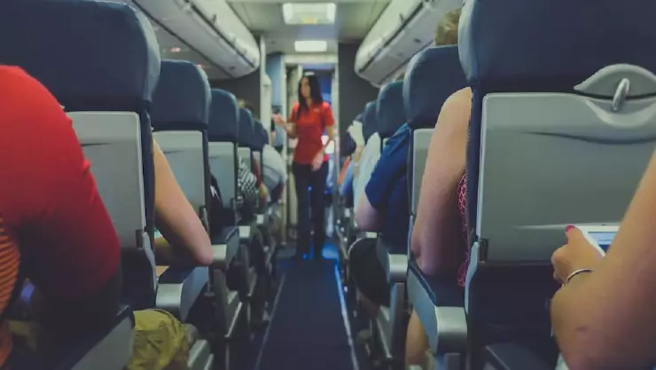 Pasajero que viajaba a Guatemala, abre la puerta del avión y se lanza.jpg